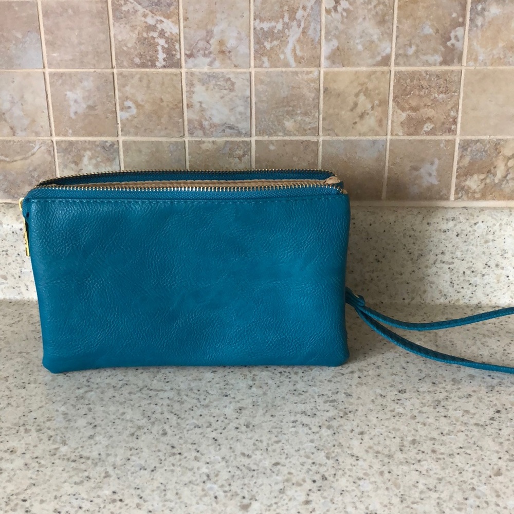 Teal wristlet/ adjustable over the shoulder straps